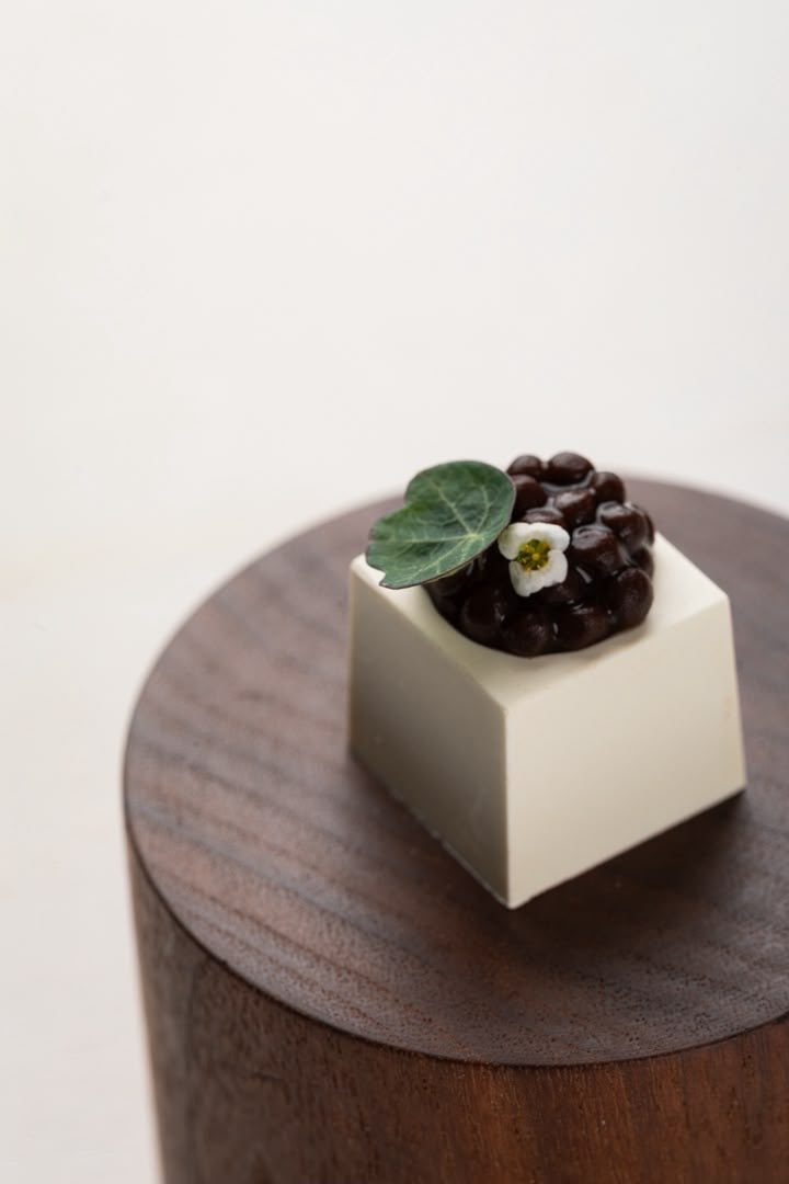 Witte patisserie met chocolade en een eetbare bloem