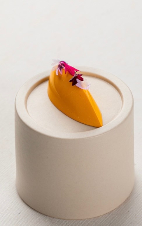 Winnende oranje bonbon met eetbare bloemen