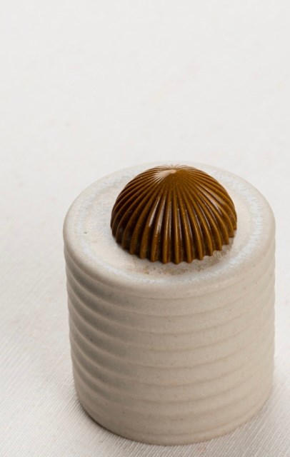Geribbelde bonbon van pure chocolade