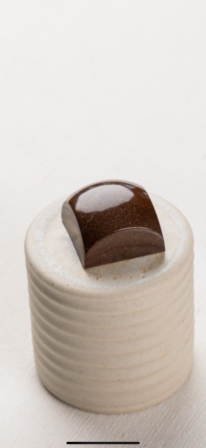 Glanzende koffiebonbon van melkchocolade