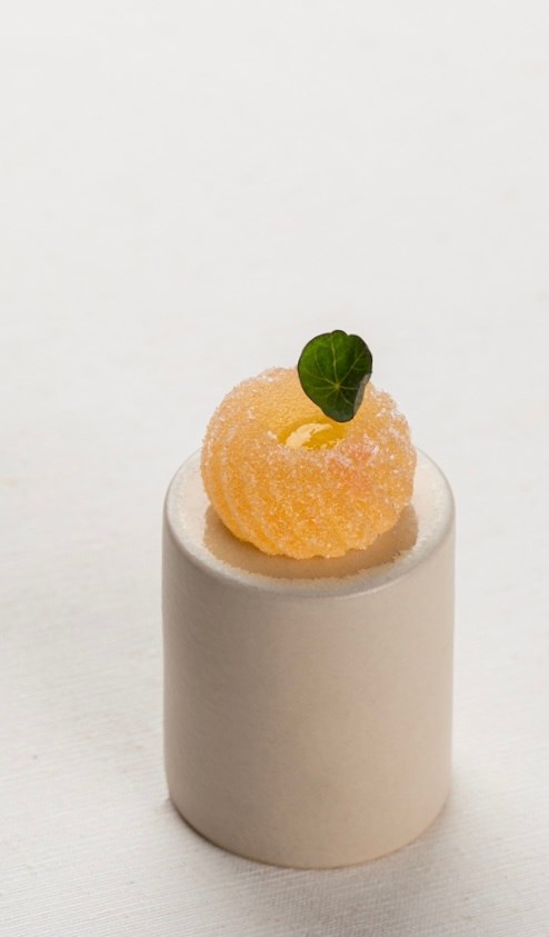 Gele pâte de fruits met een groen blaadje