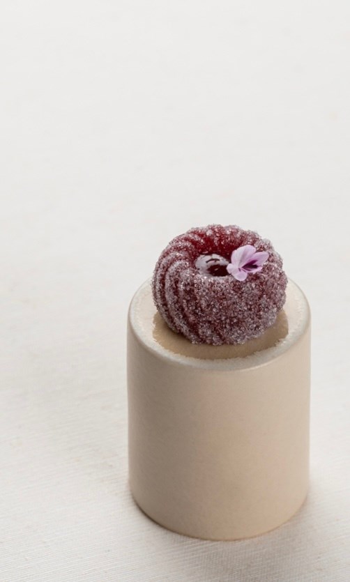 Frambozen pâte de fruits met een kleine paarse bloem