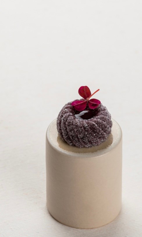 Donkerrode pâte de fruits met een bloem als decoratie