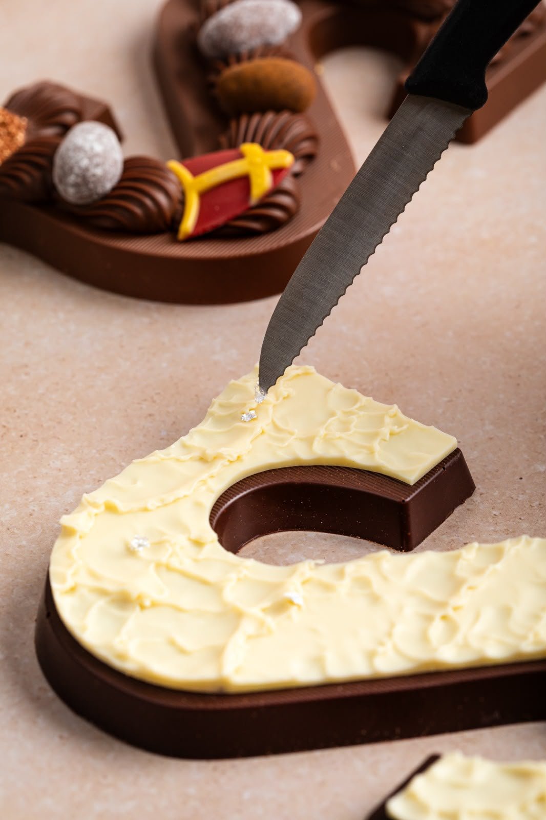 Detail van een chocoladeletter met witte chocoladelaag